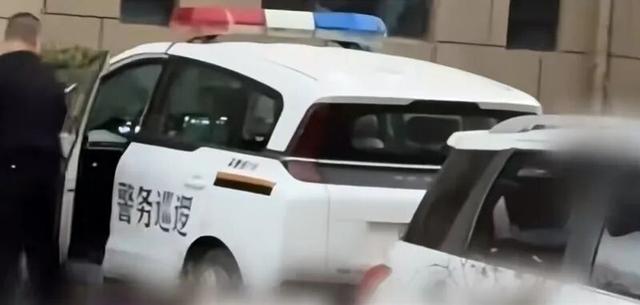 宁夏吴忠市一警务人员着便装开警车接送孩子，已被停职