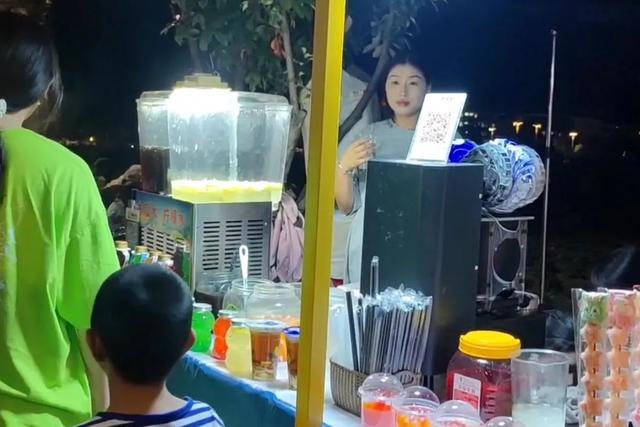 鲁甸夜市：入秋了 鲁甸的夜市依然很“野”