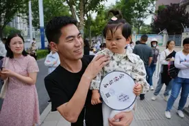 高考考场外的暖心瞬间图片