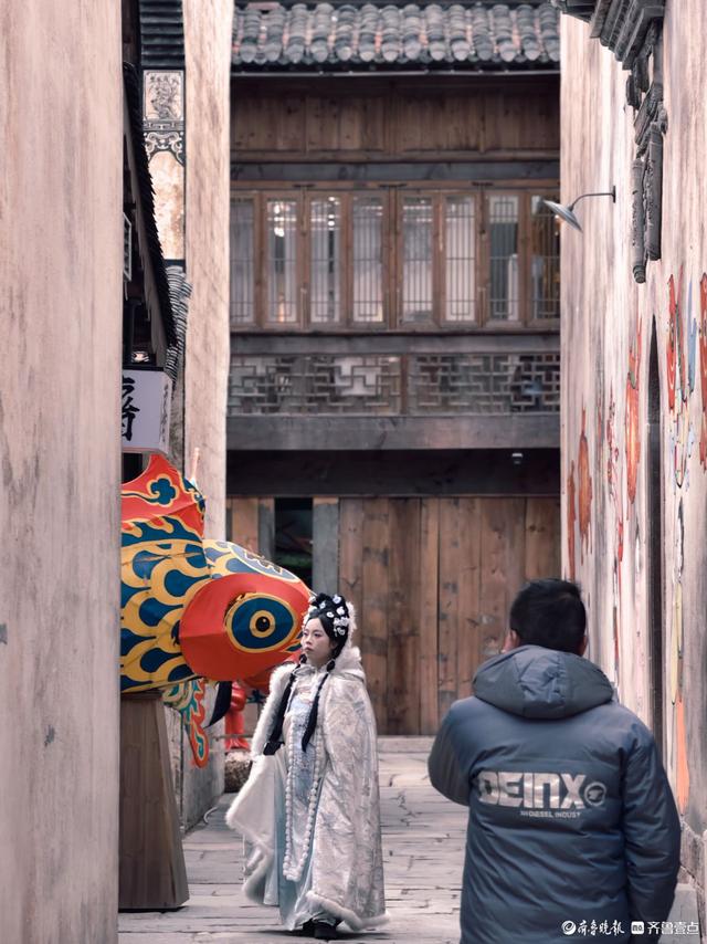 江西婺源弦高古城，游客徜徉其中