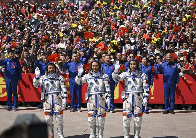 神舟二十号飞船推迟返回：地球轨道上对航天器有潜在威胁的空间碎片估计超百万个，中国空间站曾多次主动避险