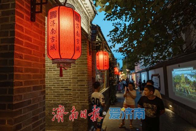 一年四季 泉在济南丨华灯初上夜未央 济南西更道街点亮老街新韵味