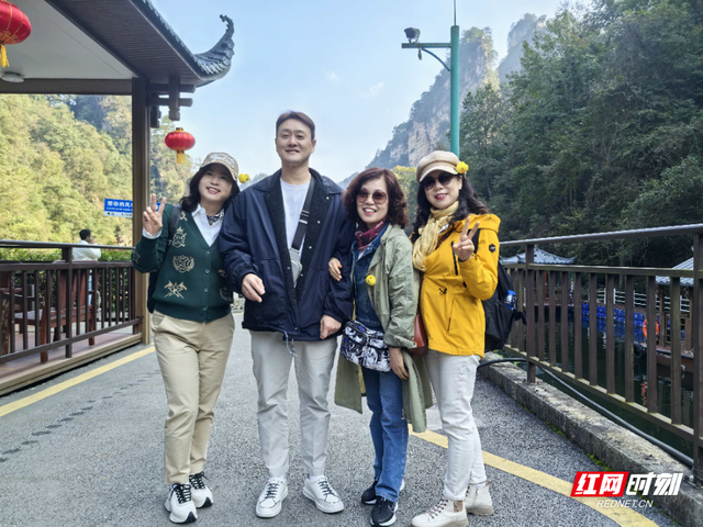 张家界宝峰湖错峰游人气旺 ，“韩流” 涌动凸显国际吸引力