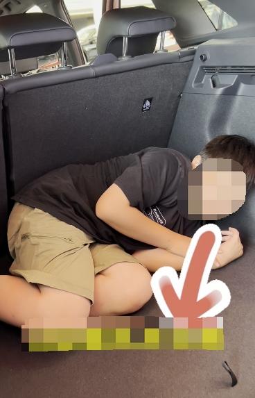 9岁男童被安排躺后备箱 生母再发声