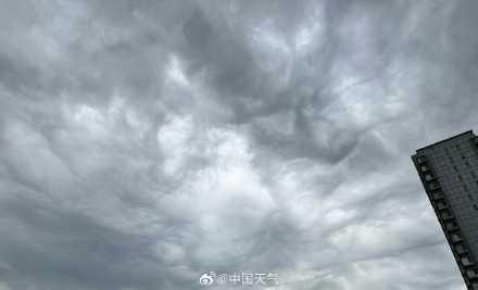 北京天空现震撼糙面云