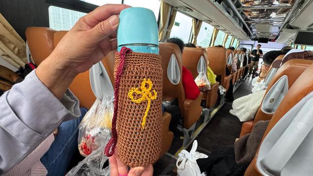 铁腚大巴游老年团:出门就像打鸡血