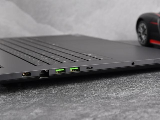 上手体验雷蛇灵刃18 2025：18英寸超薄游戏本天花板