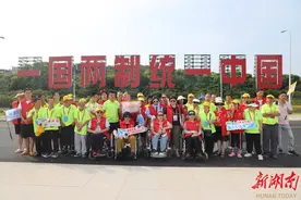 跨越800多公里 长沙41名残疾人畅游厦门图片