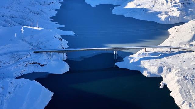 天山百里丹霞 雪后初霁展雄浑冬韵