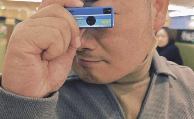 200块的塑料盲盒，怎么成了当下最火的“出片神器”