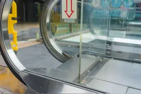 坐自动扶梯遇到危险怎么办？图片