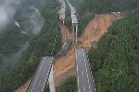 厦蓉高速猴子河特大桥引桥发生垮塌图片