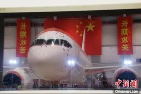 国产大型客机商运一周年 东航接收增订100架C919首架机图片