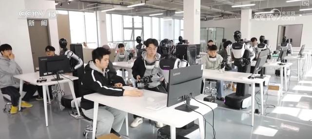 撸猫、喂养、夹豆腐，不在话下！人形机器人应用场景遍地开花 催生消费新业态