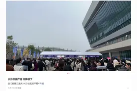 乒超联赛第一波现场图！樊振东、王楚钦花式热身，网友：人在工位，心在赛场图片