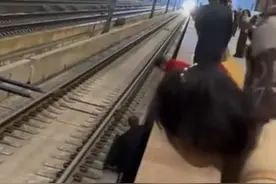 纵览热点丨铁路部门回应“网传有旅客跳入股道捡行李箱逼停列车”：是旅客不慎跌入股道，身体并无大碍图片