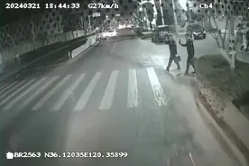 公交司机礼让斑马线，军人敬礼致谢图片