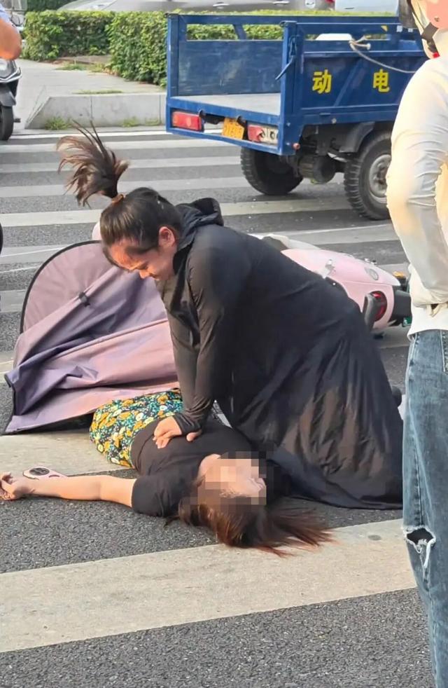 跪地救人女子辟谣自己是孕妇
