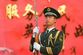 天安门护旗手回乡种田，如今怎样了图片