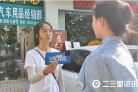 臭味冲鼻！银杏街一处下水道常年反臭水，谁来解决？图片