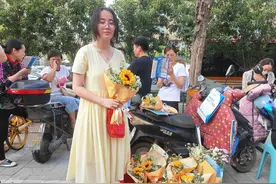 高二学子考场外卖花体验生活图片