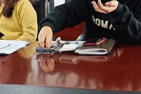 一把把吃才过瘾，不到一分钟20元没了！家里有同款“吞金兽”吗？图片