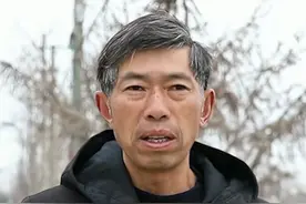 “救命啊！”一家五口驾车坠河，56岁的他狂奔而来……图片
