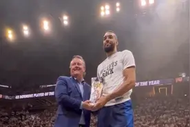 第四次夺得最佳防守球员！戈贝尔主场领DPOY奖杯图片