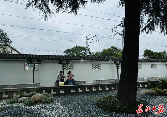 给树穴“瘦身”，增加条石凳，黄鹤楼西门广场完成微改造