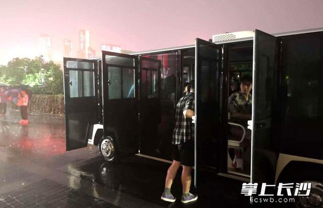突降暴雨，观光小火车秒变应急大巴车为游客撑起“温馨伞”