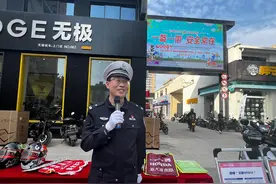 头盔免费送 安全“戴”起来  公安交警莲湖大队联合多部门共同开展  “一盔一带 安全常在”  交通安全文明主题活动图片