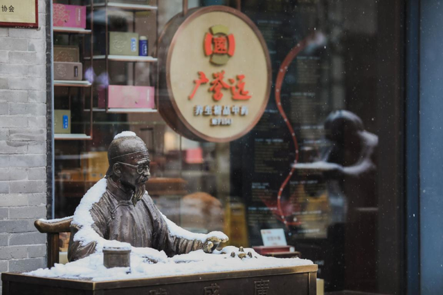 北京下雪了！雪景大片抢先看！外出注意防寒保暖