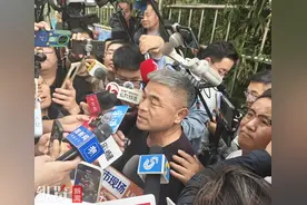 第一现场｜二审维持原判！郭刚堂称会继续寻找人贩子更多犯罪证据，现场呼吁媒体镜头多给其他寻亲者图片