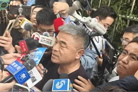 第一现场｜二审维持原判！郭刚堂称会继续寻找人贩子更多犯罪证据，现场呼吁媒体镜头多给其他寻亲者图片