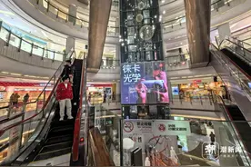 ​商场卫生间成禁烟盲区：禁烟标识下，散落着烟蒂烟灰图片