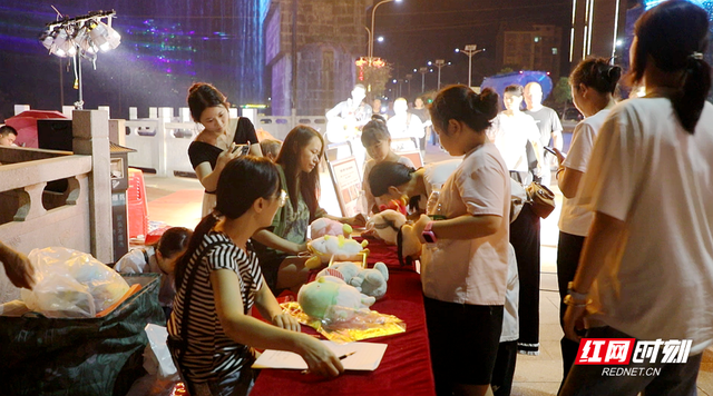 “夜赏·双牌”沉浸式夜游点亮国庆夜 汉服打卡河畔音乐会引热潮