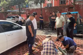 公共车位私设地锁，拆除！图片
