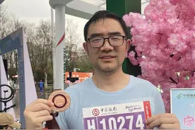 汉马奖牌刻上了姓名和编号，选手表示：仪式感拉满图片