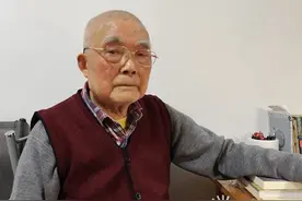 荆州九旬老人撰写四十余万字回忆录图片