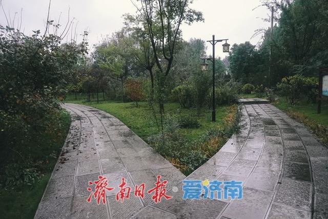 一年四季 泉在济南丨千年雄关展英姿，齐长城锦阳关段雨中如“巨龙蛰伏”