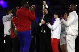 骄傲！孙颖莎作为亚洲运动员代表登台巴黎奥运会闭幕式，和她一同登台的还有谁？图片
