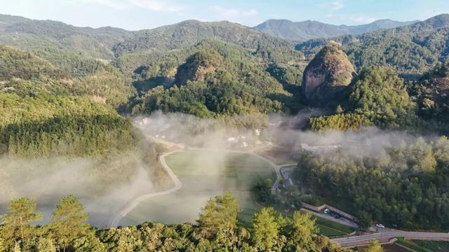 安纳班纳·泰宁 | 在时间的褶皱里，呼吸一场丹霞旧梦