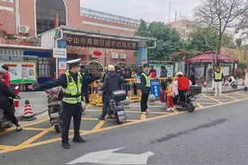 中山交警开启开学季护学行动图片
