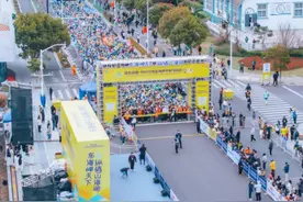 感受海岛的心跳 2025岱山海岬半程马拉松鸣枪开跑图片