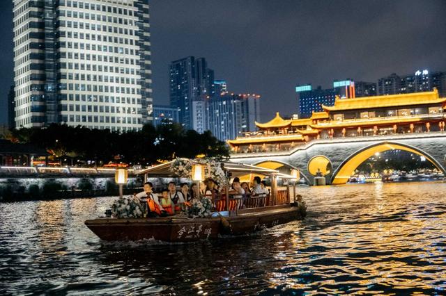 金秋十月去哪儿 万千气象成都行｜岸上猜灯谜，江上赏月 来夜游锦江体验中秋盛宴