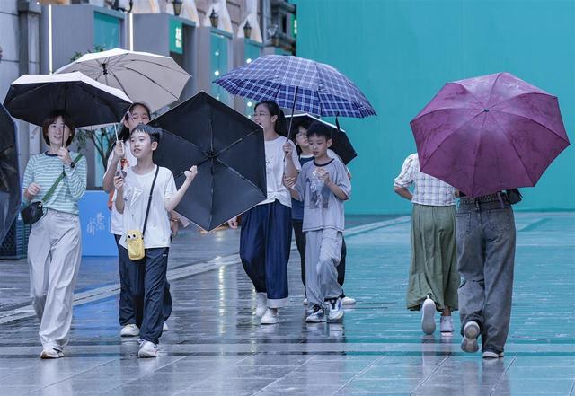 游客逛街，享受雨天清凉