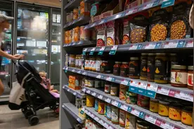 【世界说】生活必需品“先买后付”已成美消费者关税及通胀压力下的无奈抉择图片