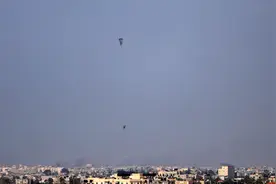 加沙：空投救援物资图片