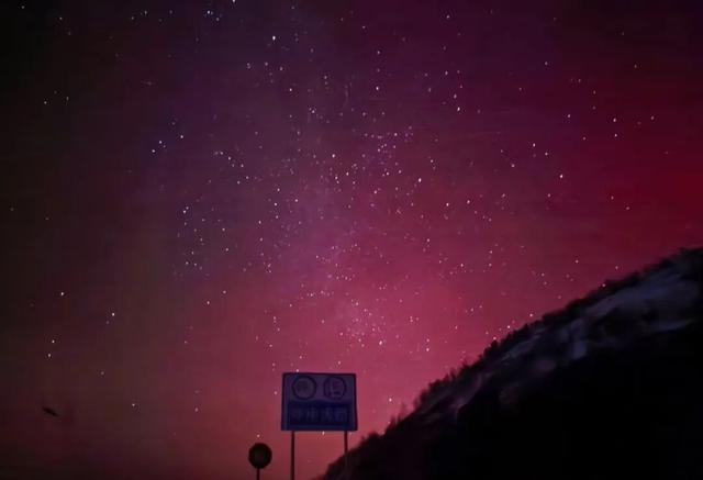 “中国最冷小镇”呼中现极光美景 游客踏雪追光 刷爆朋友圈