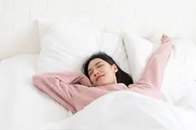 穿睡衣睡觉和喜欢裸睡的人，到底哪个更健康？真相是→图片